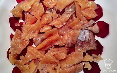 Нарежьте тонкими слайсами свеклу и выложите на дно блюда. Нарежьте тонко семгу и выложите на свеклу.