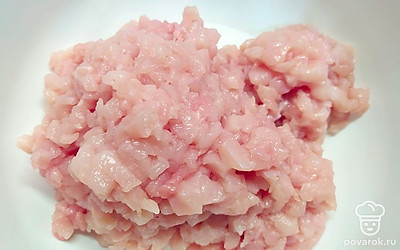 Филе индейки мелко нарезаем и складываем в глубокую миску.