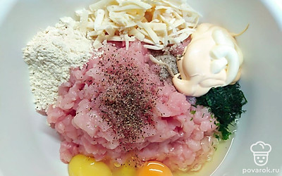 К индейке добавляем яйца, майонез, крахмал, тертый сыр, мелко нарезанный укроп. Солим и перчим по вкусу.