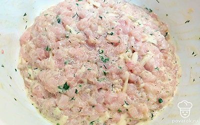 Хорошо перемешиваем смесь для котлет и даем настояться 5 минут.