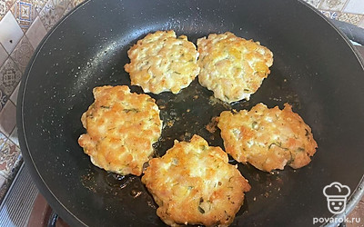 Формируем и обжариваем котлеты с двух сторон на сковороде с растительным маслом, до золотистого цвета.