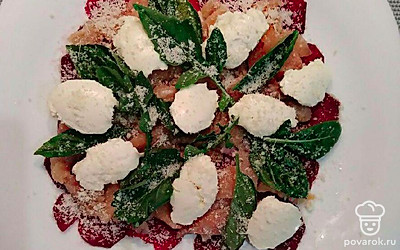 Двумя столовыми ложками сформируйте из творожного сыра кнедли и выложите их на салат. Полейте оливковым маслом, слегка поперчите.