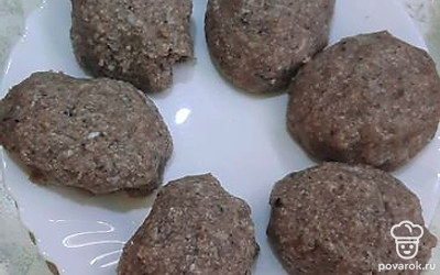 Из фарша слепить котлетки.