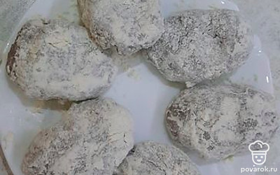 Котлеты обвалять в муке.