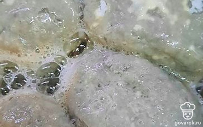 На разогретую сковороду налить растительное масло. Обвалять в яйце котлеты и выложить на сковороду. 