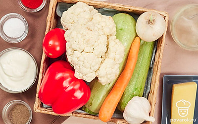 Заранее вымойте, обсушите и почистите овощи, указанные в рецепте. Кабачки лучше брать молодые с тонкой шкуркой, но если шкурка у плодов грубоватая, то их можно предварительно отварить в подсоленной воде 2-3 минуты. Морковь и чеснок очистите и вымойте. У болгарского перца удалите хвостик и семена, лук очистите от шелухи. Цветную капусту, как и укроп, замочите перед приготовлением в холодной воде на 20 минут, чтобы избавиться от пыли и мелких насекомых.