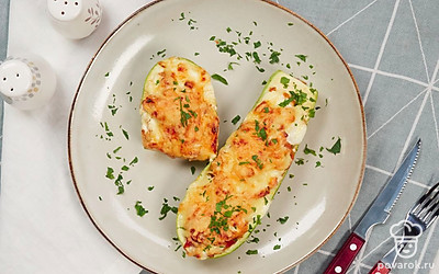 Готовые кабачки, фаршированные овощами и запеченные в духовке, хороши и горячими, как легкий гарнир к любому мясному блюду, и холодными, как нежная вегетарианская закуска. Подайте лодочки из фаршированных кабачков к столу, предварительно посыпав мелко нарезанным свежим укропом.