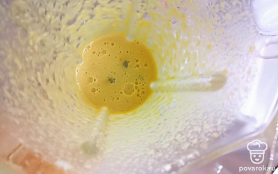 Яйцо взбиваем с солью и специями.