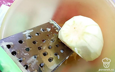 Лук пропускаем через терку.