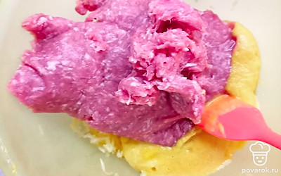 Все соединяем с фаршем. Перемешиваем и формируем котлеты.