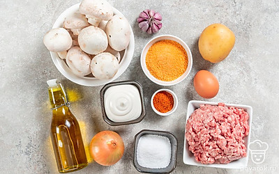 Яйцо и овощи помойте. Лук, чеснок, картошку почистите.