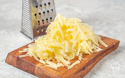  Картошку натрите на терке.