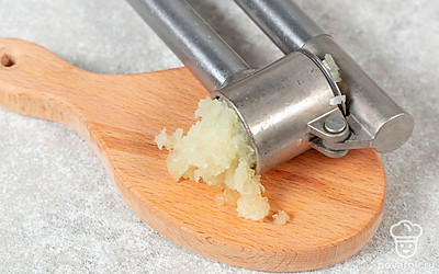 Чеснок пропустите через пресс.
