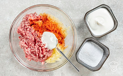 Смешайте в миске фарш с картофелем и чесноком. Добавьте майонез, соль, приправу для фарша. Хорошо перемешайте.
