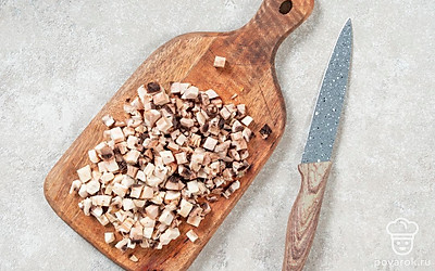 Шампиньоны нарежьте маленьким кубиком.