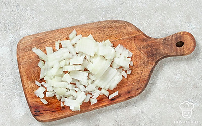 Репчатый лук мелко покрошите.