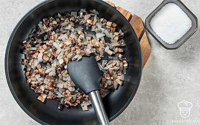 Разогрейте на сковороде ложку растительного масла. Обжарьте лук с грибами на среднем огне 10 минут, регулярно помешивая. Посолите.
