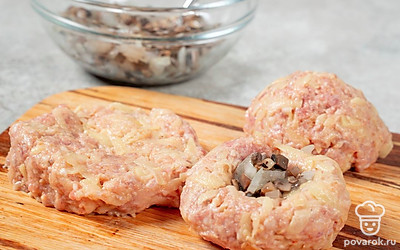 Сделайте из фарша небольшие лепешки. Положите на них немного начинки, соедините края и сформируйте котлеты.