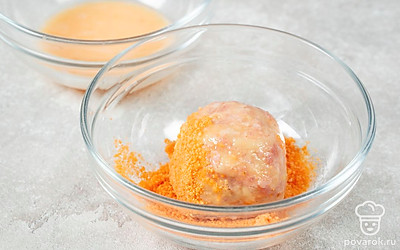 Яйцо слегка взбейте в небольшой миске. Каждую котлету обмакните в яйце, затем обваляйте в сухарях.
