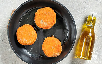 Разогрейте масло во фритюре или в сотейнике. Обжарьте котлеты по 3-4 минуты с каждой стороны.