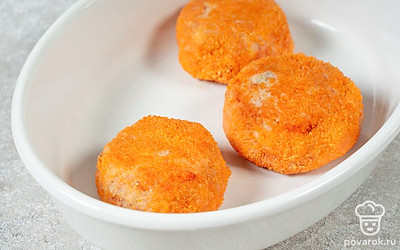 Переложите котлеты в форму для запекания и отправьте в разогретую духовку на 15 минут.