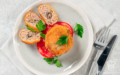 Подавайте котлеты с нарезанным на дольки помидором, другими свежими овощами и зеленью.