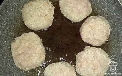 На разогретую сковороду добавьте растительное масло. Выложите котлеты и обжаривайте по 5 минут с двух сторон, до золотистой корочки.