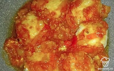 Добавьте лечо. Накройте сковороду крышкой и тушите блюдо на среднем огне 20 минут.