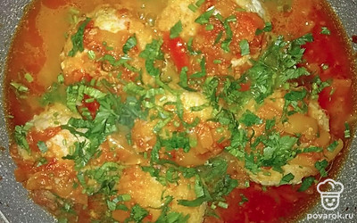 В конце приготовления приправьте мелко рубленой зеленью и снимайте блюдо с плиты.