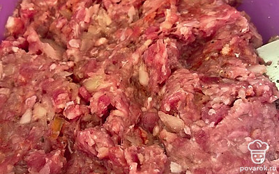 Готовим говяжий фарш, у меня из магазина. В фарш режем мелко одну среднюю луковицу, добавляем одно яйцо. Обязательно для вкуса добавляем копченую паприку и хмели-сунели. Солим и перчим. Фарш готов. 