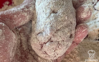 Формируем котлетки. Обваливаем их в панировке. В моем случае это пшеничная мука. Ее можно заменить на панировочные сухари.