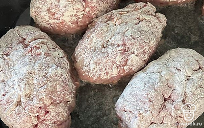 Выкладываем котлетки на разогретую сковороду с добавлением небольшого количества растительного масла.