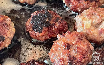 Обжариваем котлеты с обеих сторон на сильном огне. Блюдо готовится быстро, следите за тем, чтобы не пригорело.