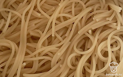 Пока готовятся котлеты, варим классическим способом спагетти для гарнира. Время варки 5-7 минут, в зависимости от того, какие вы выбрали спагетти. Сливаем воду, добавляем сливочное масло по вкусу, перемешиваем. Гарнир готов.