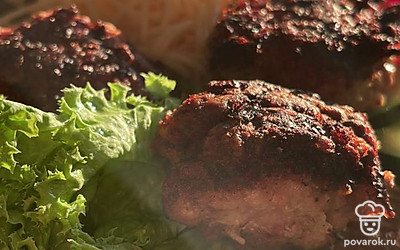 Во время приготовления фарша добавляем копченую паприку, эта специя придаст блюду невероятный вкус. Приступаем к сервировке аппетитного блюда. Укладываем на тарелку листья салата, овощи — огурцы, помидоры. Выкладываем на листья салата котлетки и ложку спагетти. Вуаля, блюдо готово.