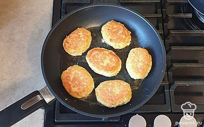 На сковороде разогрейте растительное масло, выложите котлеты. Обжаривайте с одной стороны на среднем огне, затем котлеты переверните и накройте крышкой. Жарьте на небольшом огне до золотистого цвета.