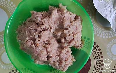 Взять фарш из мяса, лука, чеснока. Фарш посолить, посыпать специями, хорошо вымесить.