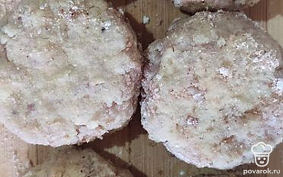 Обвалять в муке и обжарить на сковороде (на растительным масле) с двух сторон. 