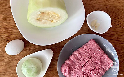 Подготавливаем все необходимые ингредиенты. Кабачок заранее очищаем от кожуры, чеснок с луком освобождаем от шелухи.