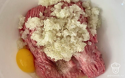 В отдельной емкости соединяем лук, чеснок, фарш и яйцо. Солим, перчим, добавляем специи по вкусу.