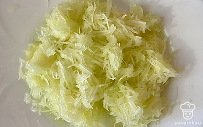 На средней терке измельчаем кабачок и отжимаем с него воду.