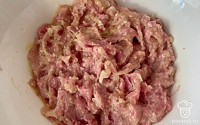 Получившийся фарш соединяем с тертым кабачком и все тщательно перемешиваем.