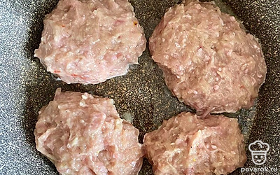 Влажными руками формируем котлетки и выкладываем их на предварительно разогретую и смазанную маслом сковородку. Жарим на медленном огне в течение 25 минут, до образования легкой корочки.
