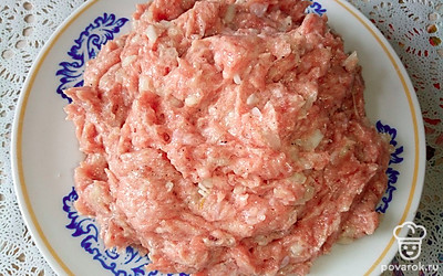 В куриный фарш добавьте измельченный репчатый лук, соль и черный перец молотый. Хорошо все перемешайте. 