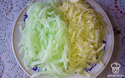 Натрите на крупной терке твердый сыр и кабачок. Натертый кабачок отожмите от лишней влаги. Добавьте тертый сыр и кабачок к фаршу. Посолите и поперчите по вкусу, перемешайте. 