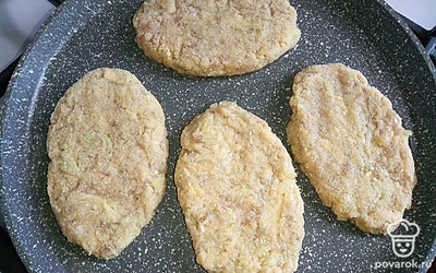 Сформируйте котлеты, обваляйте в панировочных сухарях. Обжаривайте на растительном масле с двух сторон, до румяной корочки.