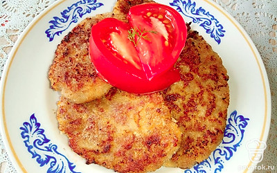 Подавайте котлеты горячими, можно со сметаной или овощами, зеленью.