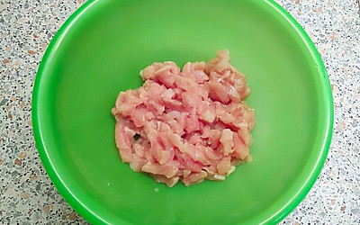 Куриное филе мелко нарезать и сложить в глубокую миску.