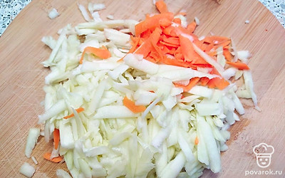 Кабачок и морковь очистить от кожуры, натереть на крупной терке.