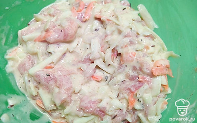 В миску к куриному филе добавить кабачок, морковь, мелко нарезанный репчатый лук и картофельный крахмал. Посолить, поперчить по вкусу и хорошо перемешать.